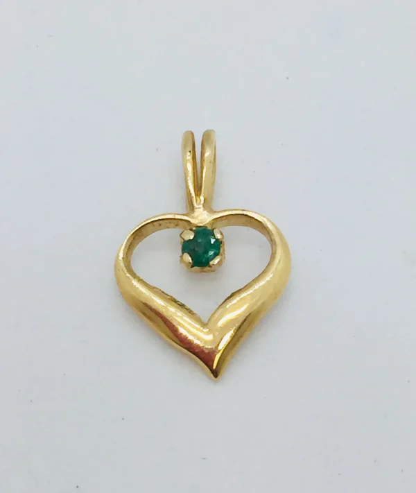 1OK Yellow Gold Heart Pendant with Emerald